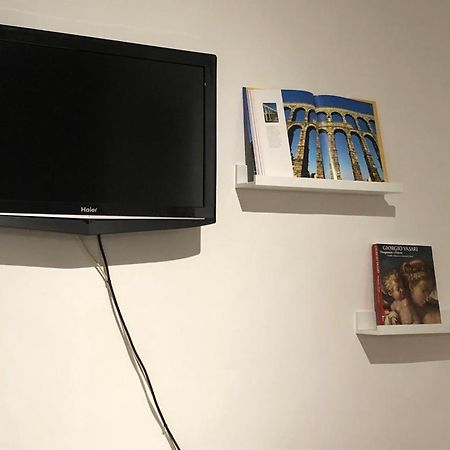 Studio Pamela Florence Luaran gambar